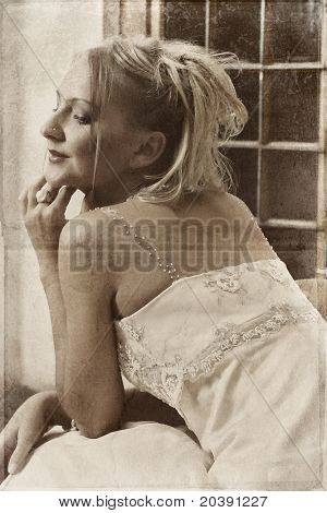 krásná blonďatá nevěsta posezení a odpočinek na grunge vinobraní pozadí s skvrny a skvrny