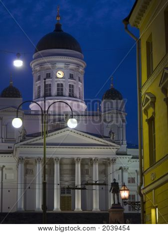 Vista frontal Catedral de Helsínquia em noite