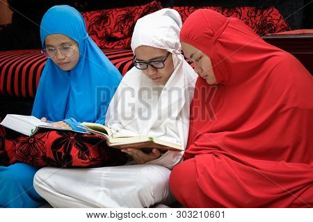 Labuan,malaysia-may 26,2019:muslim Woman Reading Holy Quran After Performing Terawih Prayer In Labua