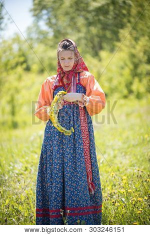 Russia, Nikolskoe Village, Republic Of Tatarstan 25-05-2019: A Young Woman In Traditional Russian Cl