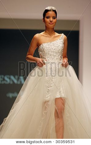 Záhřeb, Chorvatsko - 19. února: Fashion model nosí svatební šaty vyrobené od Vesna Sposa na 
