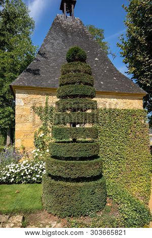 The Picturesque Jardins Du Manoir D Eyrignac In Dordogne. France