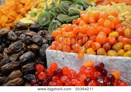 Frutta secca sul display in un mercato