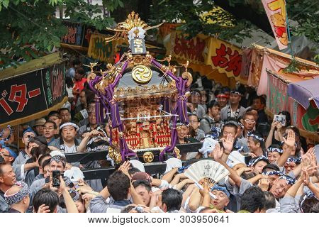 2017 05 28. Shinjuku Tokyo Japan. People Are Carrying A Portable Shrine On Their Shoulders And Walki
