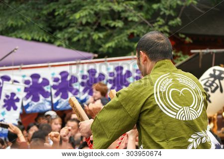 2017 05 28. Shinjuku Tokyo Japan. People Are Carrying A Portable Shrine On Their Shoulders And Walki