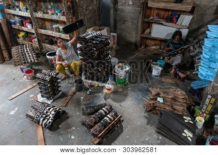 Ubud/bali-april 27 2019: Female Workers From Ubud Were Making Mask Crafts That Were Drawn And Colore