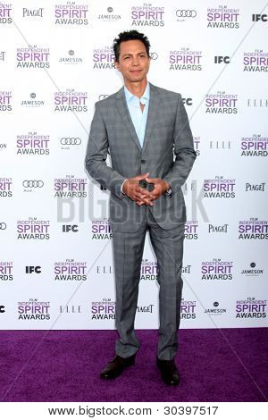 LOS ANGELES - 25 de fevereiro: Benjamin Bratt chega em 2012 filme Independent Spirit Awards na praia