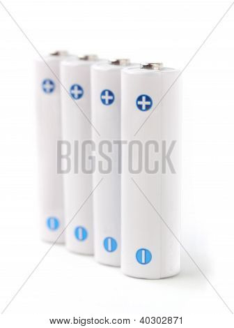 Blancs piles Aa rechargeables sur fond blanc, montrant des signes de Negative(minus) et de Positive(plus)