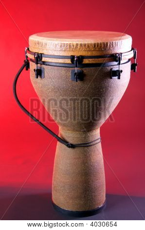 Hnědá africké Djembe na červeném pozadí
