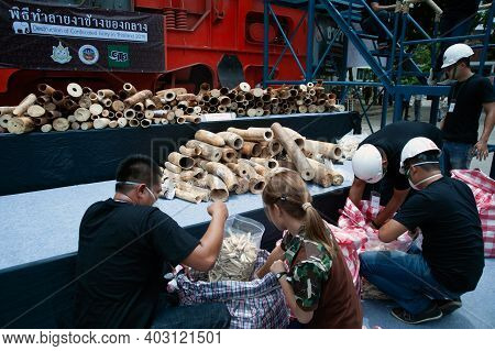 Bangkok ,thailand-august 26 , 2015 : Government Officials An Unknown Man Is Destroying The Seized Iv