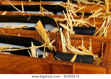 Case in legno con bottiglie di vino close up