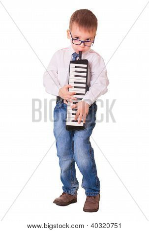 Niño jugando Melodica en blanco