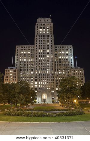 Art Deco mrakodrap v noci, Ny