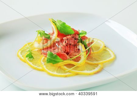 skivat kött blandat med skivad citron