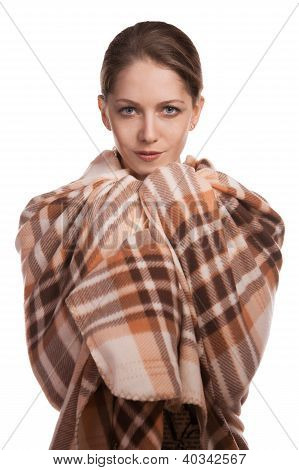 Mooie jonge vrouw gewikkeld In een Plaid