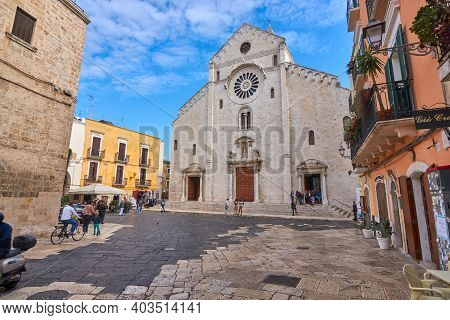 Bari Apulia Italy October 2019 : Tourists Gahter Around The Basilica Of Saint Nicolas Also Known As 