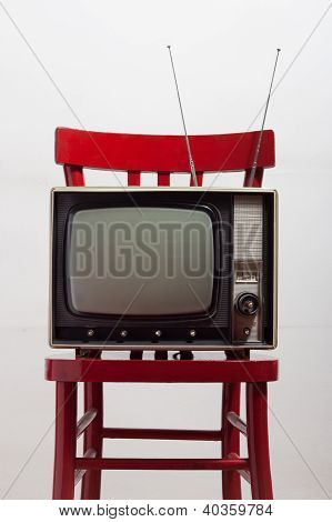 televisione Vintage su una sedia rossa