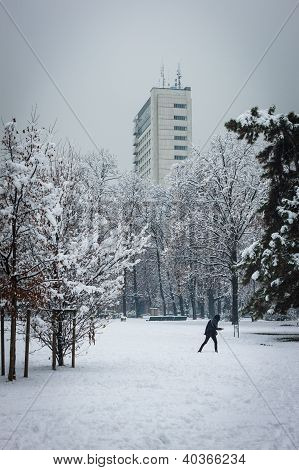 grattacielo nella neve con qualcuno a piedi da