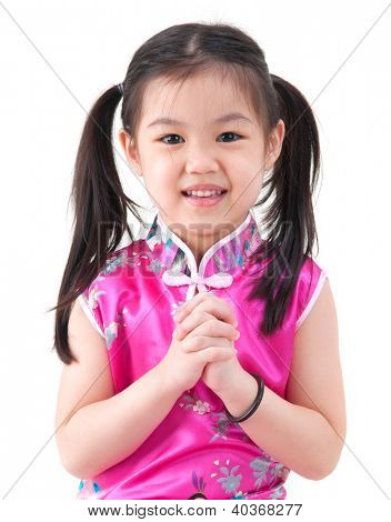 สาวจีนใน cheongsam ดั้งเดิมจีนพร แยกต่างหากบนพื้นหลังสีขาว