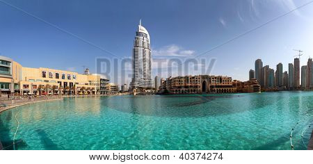 DUBAI, Emirati Arabi Uniti - 23 ottobre: Indirizzo Hotel e lago Burj Dubai il 23 ottobre 2012 a Dubai. L'hotel mi