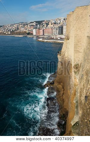 Neapol z castel dell ovo, Itálie