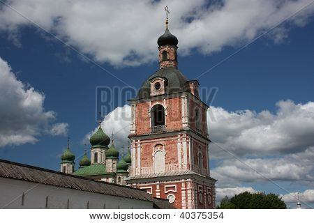 Pereslavl '. Monastero di Goritskii. Chiesa dell'Epifania con una torre campanaria.