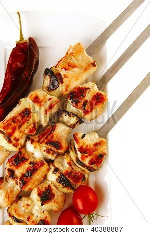 frisk grillet svinekød shish kebab på hvidt fad