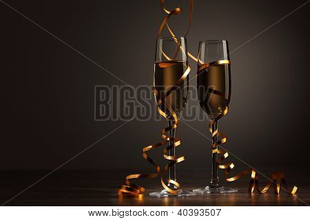 Due bicchieri di champagne pronte a portare nel nuovo anno