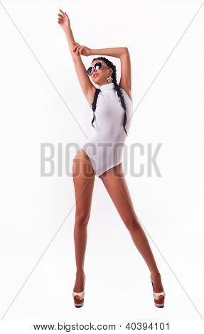 Happy krásná žena s dlouhými vlasy v bílých plavkách na bílém pozadí