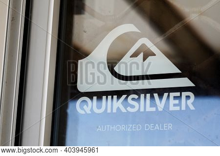 Bordeaux , Aquitaine  France - 01 10 2021 : Quiksilver Shop Brand Logo And Text Sign On Windows Entr