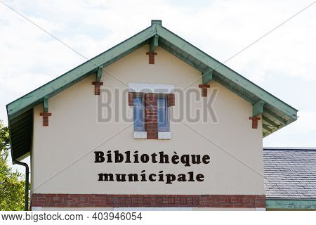 Bordeaux , Aquitaine  France - 01 10 2021 : Bibliotheque Municipale Sign French Text On Facade Of Ol
