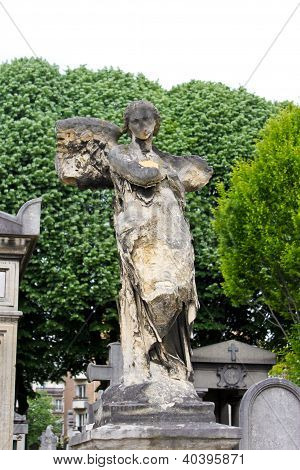 오래 된 천사 묘비