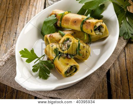 seitan arrotolato con prezzemolo e cipolla, cibo vegetariano