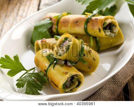 seitan arrotolato con prezzemolo e cipolla, cibo vegetariano