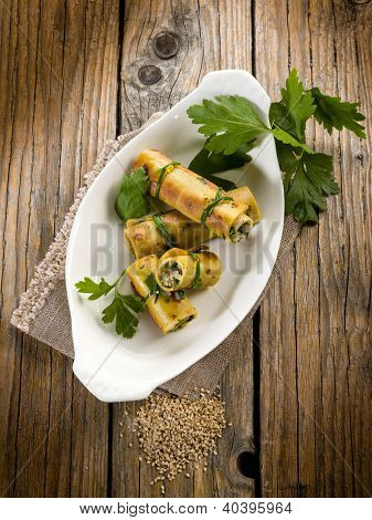 seitan arrotolato con prezzemolo e cipolla, cibo vegetariano