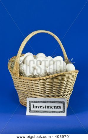 Investitionen Eier in einem Korb