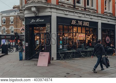 London, Uk -october 10, 2020: Exterior Of Joe And The Juice Cafe In Richmond, London, People Outside