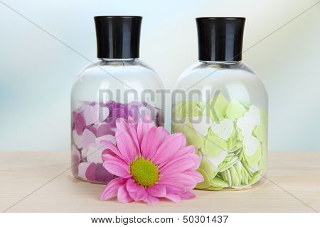 แร่ธาตุน้ำมันหอมระเหย - เกลืออาบน้ำสีสันสดใสบนพื้นหลังอ่อน