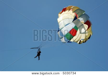 Parascenders på blå himmel
