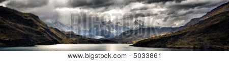See und Torres del Paine Berge