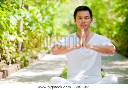 Homem meditando