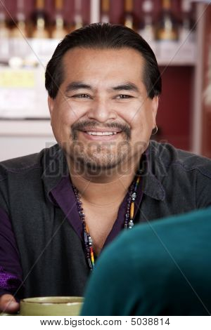 Amerikai indián férfi barátja étteremben