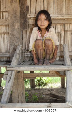 asiatische Mädchen Akha vor Holz Haus, laos