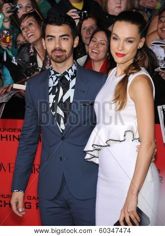 LOS ANGELES - NOV 18:  Joe Jonas & Blanda Eggenschwiler arrives to the 