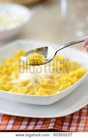 Ravioli in brodo