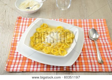 Ravioli in brodo