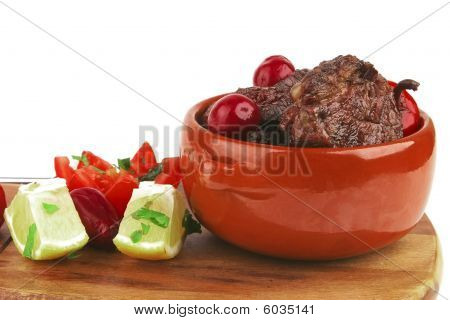 Carne de res en olla con verduras