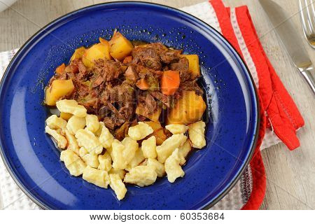 Piatto di Gulasch con gnocchetti ungheresi
