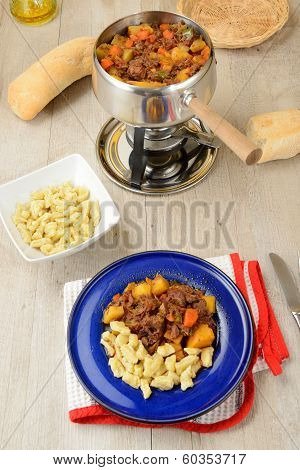 Piatto di Gulasch con gnocchetti ungheresi