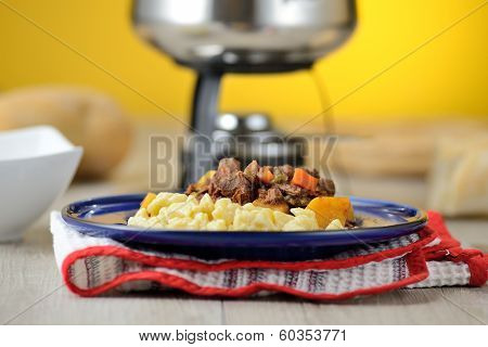 Piatto di Gulasch con gnocchetti ungheresi